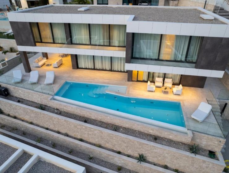 Оренда вілл та бронювання готелів