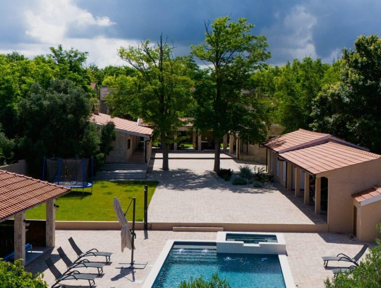 Оренда вілл та бронювання готелів